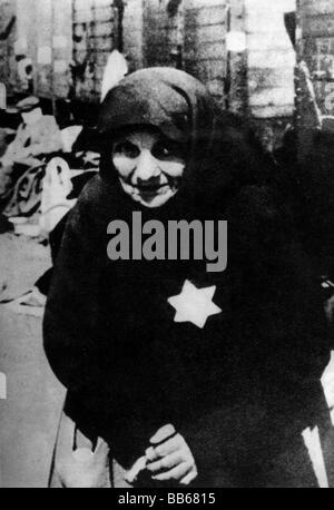 Nazismo / nazionalsocialismo, crimini, campi di concentramento, Auschwitz, Polonia, prigionieri, vecchia donna ebrea alla rampa, circa 1943, Foto Stock