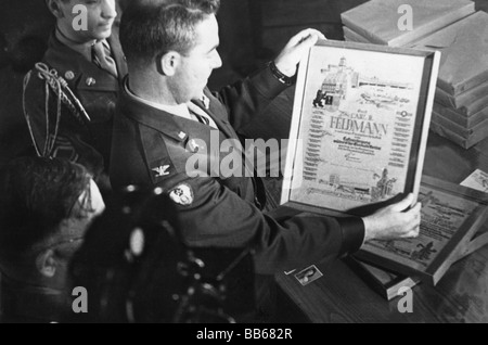 Geografia / Viaggio, Germania, Berlino, Blocco 1948 / 1949, Oberst Carl Feldmann (9. US Airforce) con certificato d'onore di Berlino Neu-Koelln, 3.9.1948, storico, storico, Europa, 20th secolo, 1940s, Berlino-Blocco, decorazione, premio, ufficiale, USA, uniforme, airlift, periodo postbellico, maschio, uomo, uomini, persone, Foto Stock