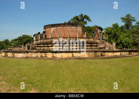 Polonnuruwa - Sri Lanka, Vista generale del Vatage - circolare reliquia casa da Sud - Ovest. 11th. secolo D.C. Foto Stock