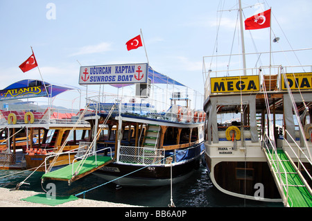 Gumbet barche sul lungomare, Marmaris Harbour, Marmaris, Datca Peninsula, Provincia Mulga, Turchia Foto Stock