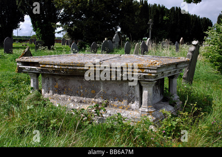 Tabella tomba in Santa Edith's sagrato, monaci Kirby, Warwickshire, Inghilterra, Regno Unito Foto Stock