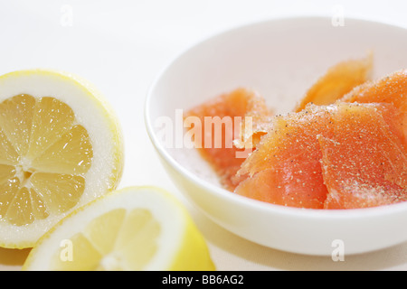 Ciotola di fresco e salutare indurito di salmone affumicato pesce condito con sale e pepe contro uno sfondo bianco con un tracciato di ritaglio e nessun popolo Foto Stock