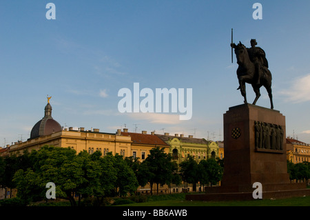 Una statua equestre di Kralj Tomislav, il primo re di Croazia, si trova in piazza re Kralj Tomislav. Nella città di Zagabria in Croazia Foto Stock