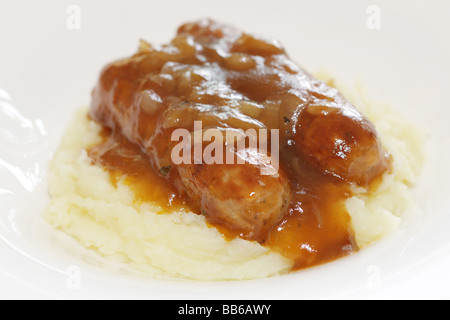 Fresche salsicce di maiale con purè di patate servita su una piastra bianca con n. di persone Foto Stock