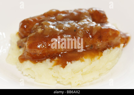 Fresche salsicce di maiale con purè di patate servita su una piastra bianca con n. di persone Foto Stock