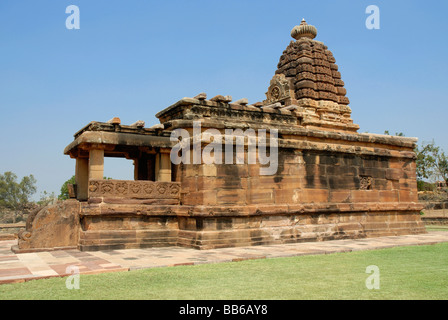 Aihole - Karnataka, Hucchimali tempio. Vista generale da sud - est. mostra tempio con vasi sul porticato a colonne. Foto Stock