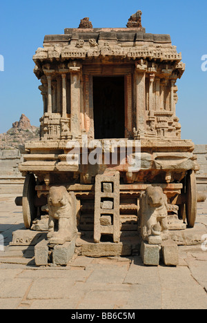 Hampi - Karnataka, pietra ratha (carro) in Vitthala tempio complesso. vista frontale da ovest. Foto Stock