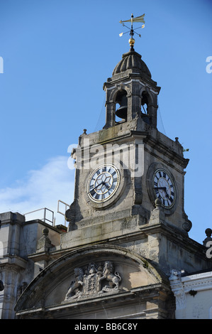 Il clock al di sopra del mercato hall in Hereford Foto Stock