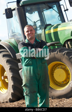 Conducente in piedi nella parte anteriore del trattore Foto Stock