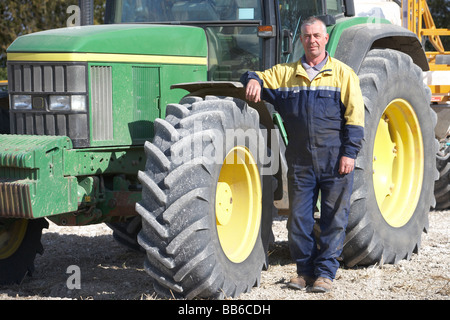 Conducente in piedi nella parte anteriore del trattore Foto Stock