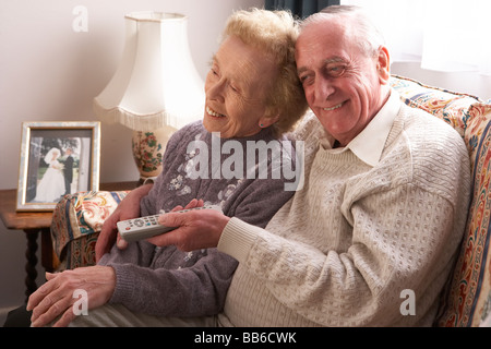 Coppia senior guardando la TV a casa Foto Stock