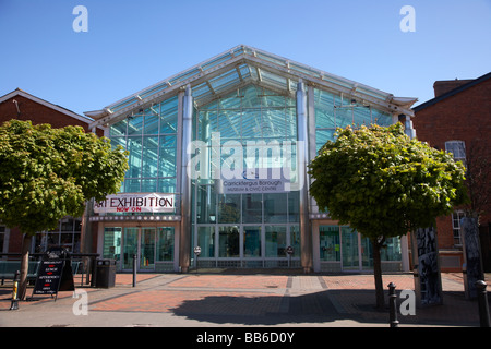 Carrickfergus Borough Museum and Civic Center questo edificio ospita anche i dipartimenti centrali e orientali del consiglio di antrim e il centro di informazioni turistiche Foto Stock