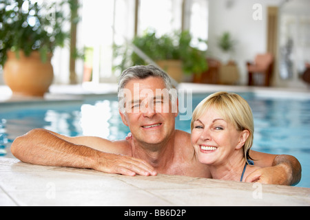 Coppia di mezza età in piscina Foto Stock