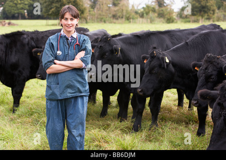 Ritratto di Vet in campo con bovini Foto Stock