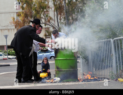 Israele Haifa ebrei masterizzare elementi lievitato in una preparazione finale prima della Pasqua holiday Aprile 08 2009 Foto Stock