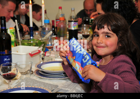 La famiglia intorno alla tavola per la tradizionale cena di Pasqua, 8 aprile 2009. Foto Stock