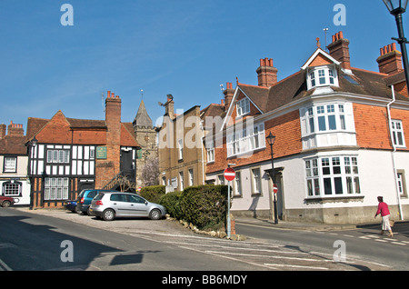 Una scena di strada nella città di Midhurst in West Sussex guardando attraverso Red Lion Street verso la collina della chiesa Foto Stock