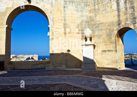 Vista del Grand Harbour e il mare aperto da Barrakka Gardens. Foto Stock