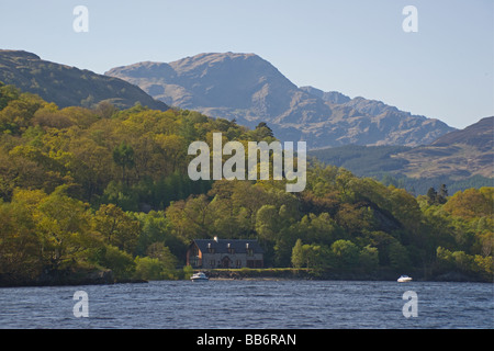 Colori di Primavera su Loch Lomond guardando a nord dal punto Firkin Scozia Maggio 2009 Foto Stock