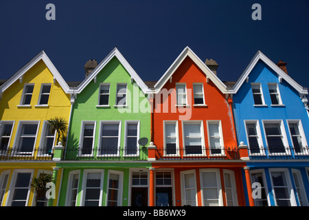 Colorate case sul lungomare di Marine Parade whitehead County Antrim Irlanda del Nord Regno Unito Foto Stock