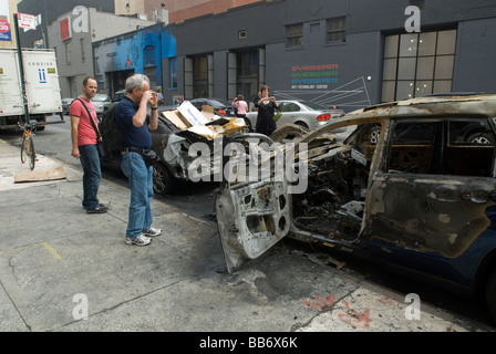 Automobiles bruciato dopo un incidente sono visibili su una strada nel quartiere alla moda di West gallery Chelsea District di New York Foto Stock