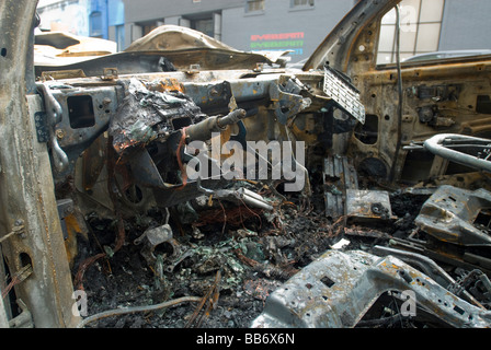 Automobiles bruciato dopo un incidente sono visibili su una strada nel quartiere alla moda di West gallery Chelsea District di New York Foto Stock