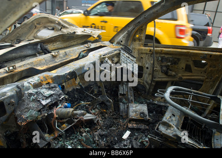 Automobiles bruciato dopo un incidente sono visibili su una strada nel quartiere alla moda di West gallery Chelsea District di New York Foto Stock