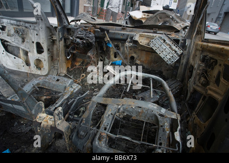 Automobiles bruciato dopo un incidente sono visibili su una strada nel quartiere alla moda di West gallery Chelsea District di New York Foto Stock