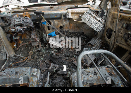 Automobiles bruciato dopo un incidente sono visibili su una strada nel quartiere alla moda di West gallery Chelsea District di New York Foto Stock