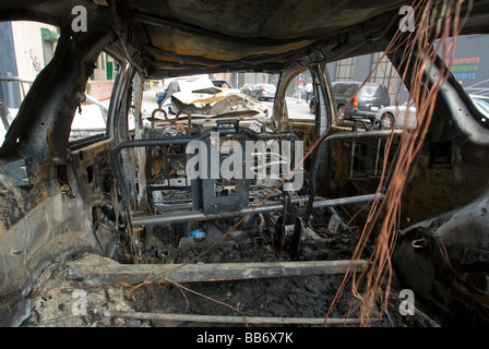 Automobiles bruciato dopo un incidente sono visibili su una strada nel quartiere alla moda di West gallery Chelsea District di New York Foto Stock