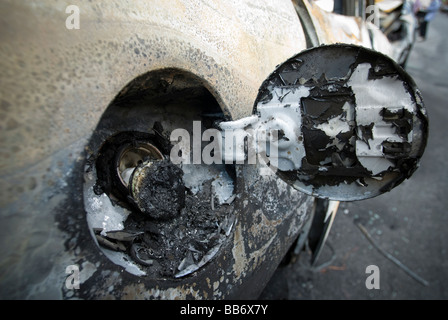 Automobiles bruciato dopo un incidente sono visibili su una strada nel quartiere alla moda di West gallery Chelsea District di New York Foto Stock