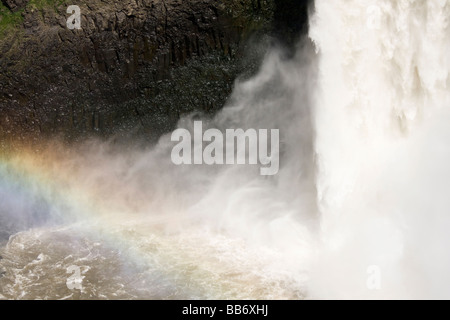 Un arcobaleno forme alla base della potente Palouse cade dopo il fiume scende quasi 200 piedi a Palouse River Canyon. Foto Stock