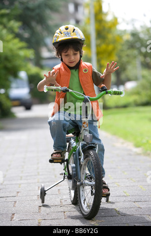 Little Boy in sella a una moto senza mani Foto Stock