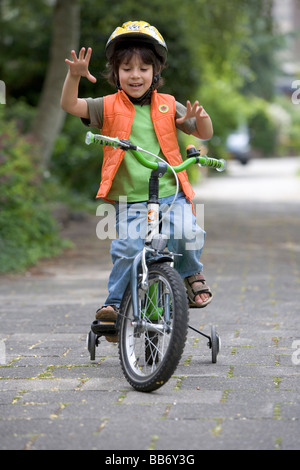 Little Boy in sella a una moto senza mani Foto Stock