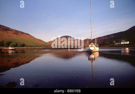 Barche ormeggiate lochranza, arran bordo al tramonto in Scozia Foto Stock