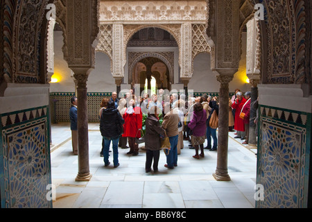 Gruppo di tour in Patio de las Doncellas Alcazar di Siviglia Spagna Foto Stock