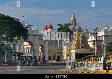 City Palace e il cerchio Chamaraja Mysore Karnataka India Foto Stock