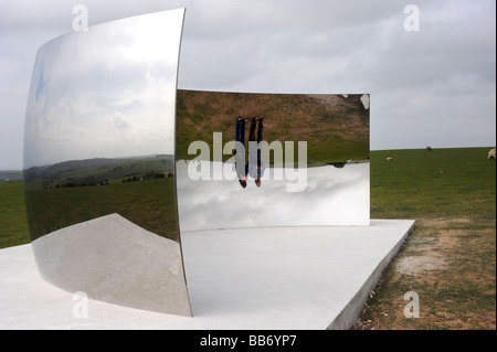 Le persone che assumono le foto di Anish Kapoor s c curva di installazione che è sulla South Downs per Brighton Festival 2009 Foto Stock