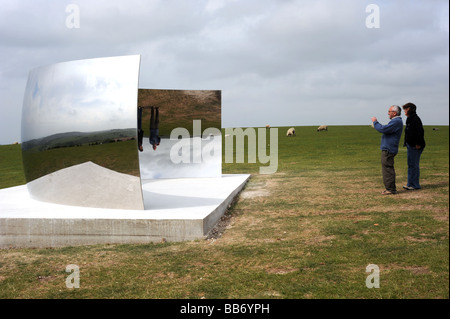 Le persone che assumono le foto di Anish Kapoor s c curva di installazione che è sulla South Downs per Brighton Festival 2009 Foto Stock