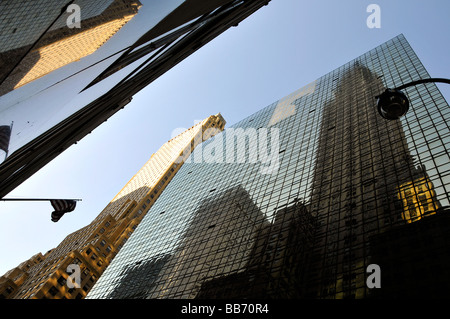 Gruppo di grattacieli- basso angolo di visione Foto Stock