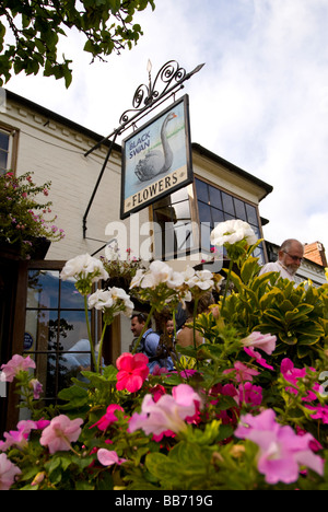 Il cigno nero public house, (noto anche come l'Anatra sporco), Waterside, Stratford upon Avon, Warwickshire, Inghilterra, Regno Unito. Foto Stock