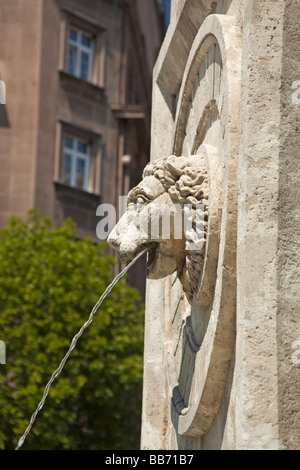 Terazije fontana nella parte anteriore del Moskva Hotel realizzato in pietra Foto Stock