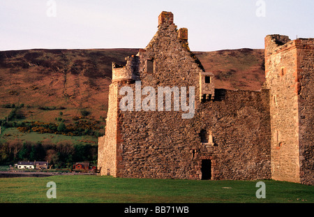 Il sole che tramonta sulla Lochranza castello sull'isola di Arran