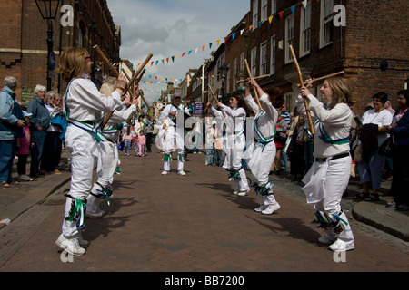 Morris street artista performer ballerino costume rochester spazza festival kent england Foto Stock