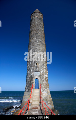 La chaine memorial e rotonda torre faro a larne County Antrim Irlanda del Nord Foto Stock