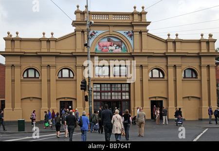 Le persone che attraversano la strada all'entrata del Mercato Queen Victoria Melbourne Australia Foto Stock