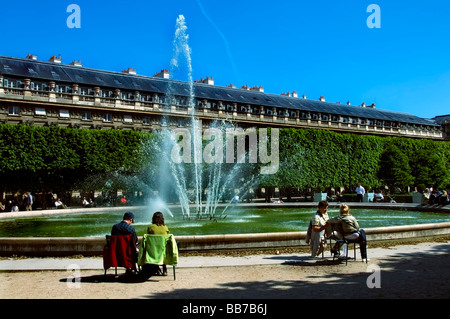 Parigi Francia, Coppie Relax nel parco urbano 'Jardin du Palais Royale' Fontana Pubblica, Urban Garden città paesaggistici persone Foto Stock