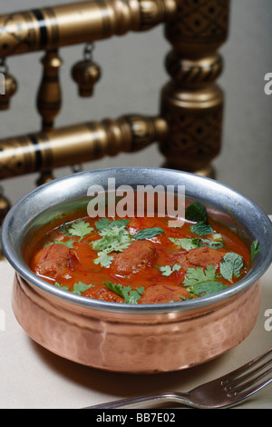 Rista è un piatto aromatico fatto di disossate Carni di montone sfere cotte nel sugo rosso con spezie fresche Foto Stock