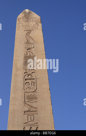 Istanbul Turchia dettagli sulla base dell'obelisco egiziano al Hippodrome nel quartiere di Sultanahmet risalente c 1500 BC Foto Stock