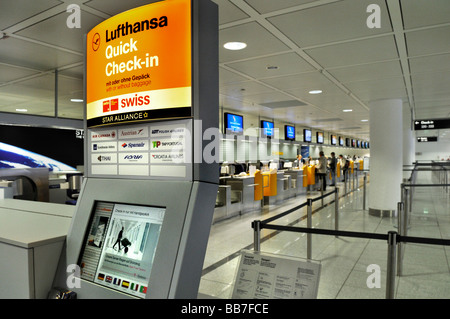 Il check-in e check in veloce, terminale 2, MUC II, Aeroporto di Monaco di Baviera, Germania, Europa Foto Stock